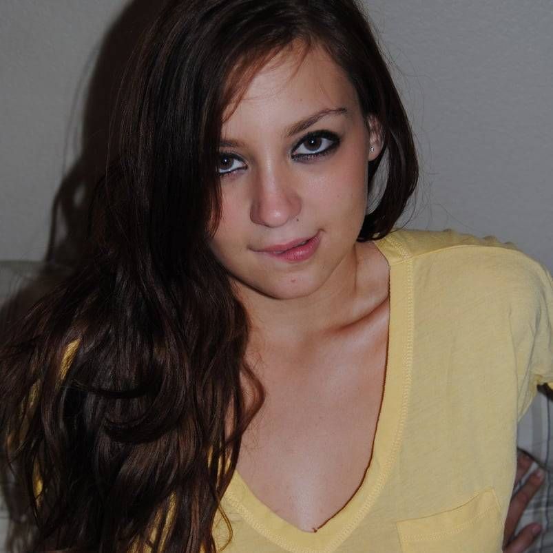 Samotna w wielkim łóżku  - Zdjęcie 1