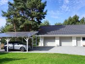 Wiata fotowoltaiczna z magazynem energii – drewno KVH