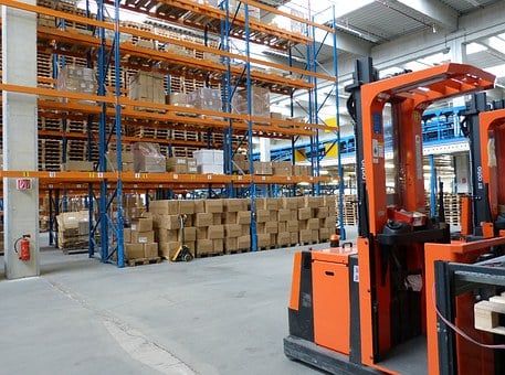 Operator/Operatorka wózka widłowego z wysuwanym masztem  - Zdjęcie 1